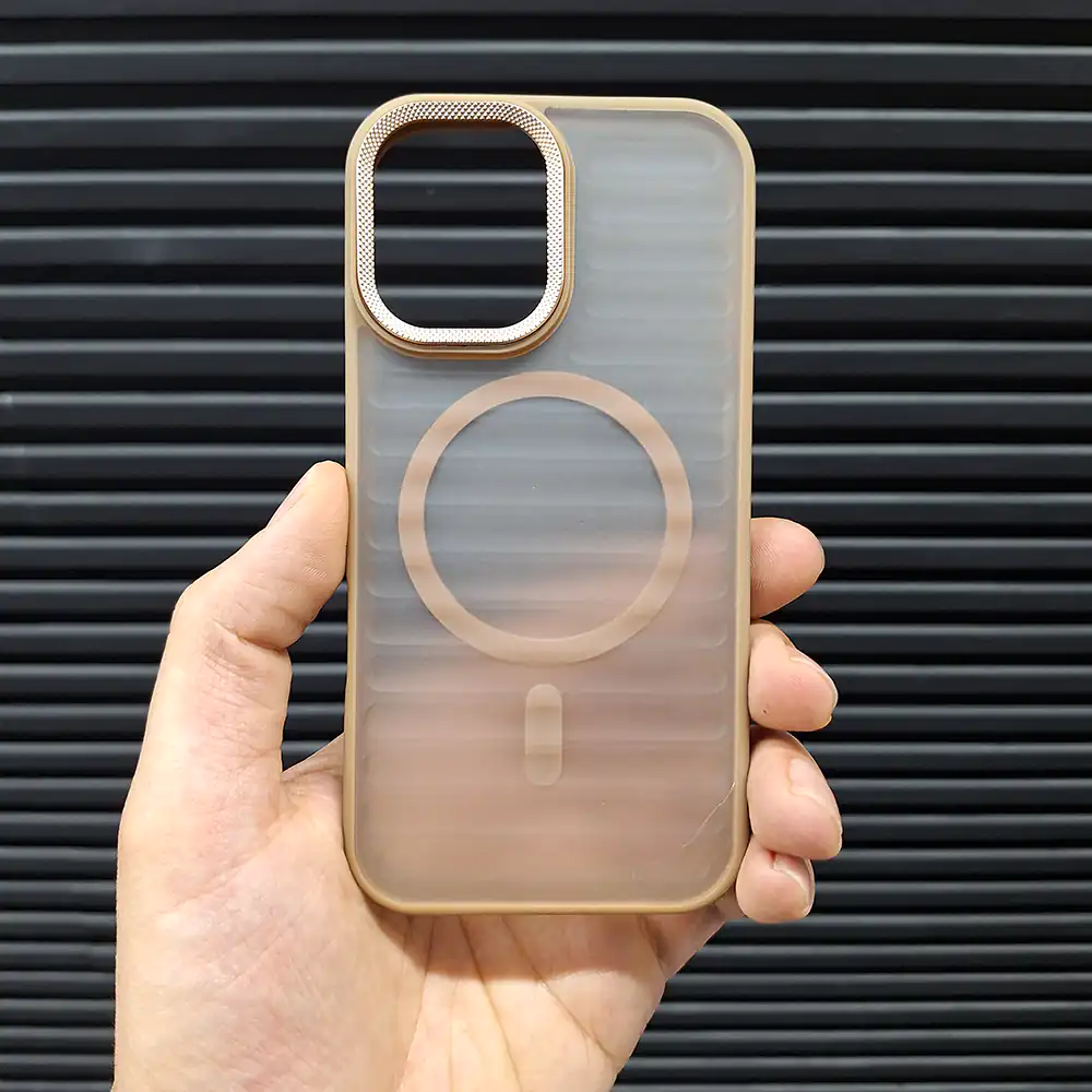 قاب (کاور، گارد، کیس) آیفون 16 نرمال (iphone 16 ) یانگ کیت مات مگ سیف و محافظ لنز دار برجسته قهوه ای کرمی